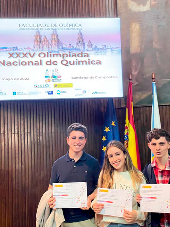 Imagen: Los tres ganadores de la Fase Autonómica de la Olimpiada de Química después de su participación en la Fase Nacional en Santiago de Compostela.